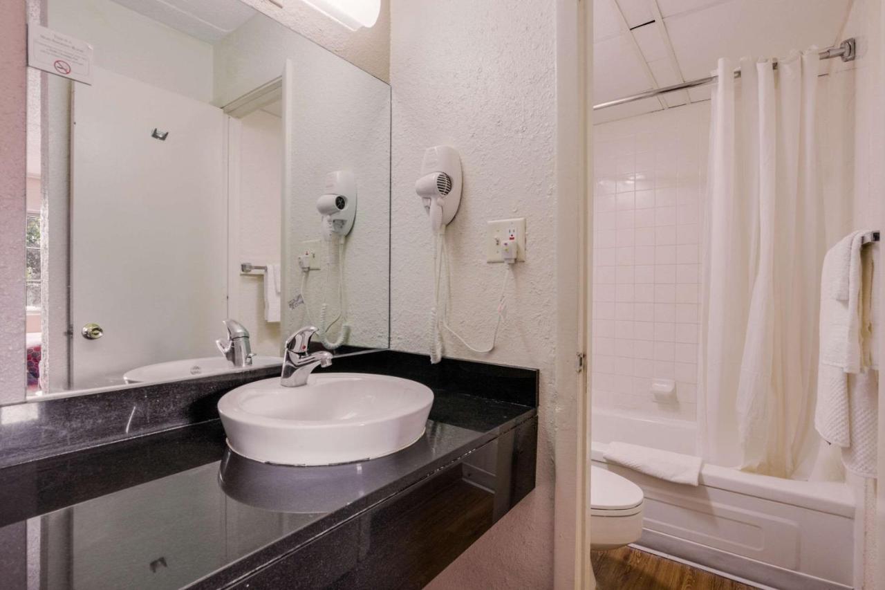 Econo Lodge Inn & Suites Тер От Екстериор снимка